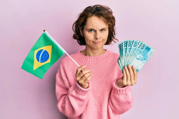 Mladá Brunetka Drží Brazilskou Vlajku Pravé Bankovky Skeptické Nervózní Mračí — Stock fotografie