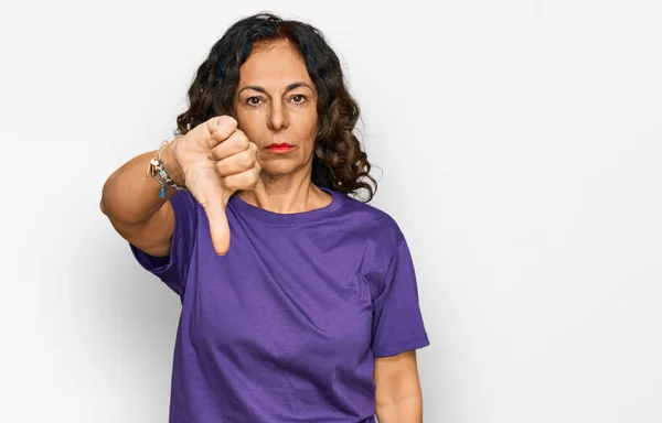 Mujer Hispana Mediana Edad Vistiendo Ropa Casual Que Infeliz Enojada —  Fotos de Stock