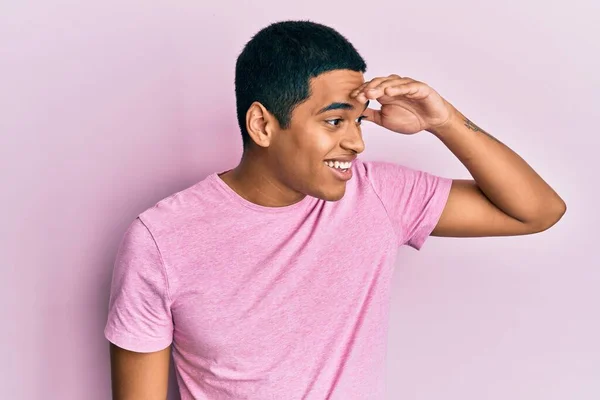 Mladý Pohledný Hispánec Nenucené Růžové Tričko Velmi Šťastný Usmívající Rukama — Stock fotografie