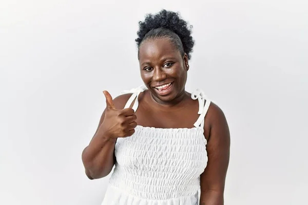 Jovem Mulher Africana Sobre Fundo Isolado Branco Fazendo Polegares Felizes — Fotografia de Stock