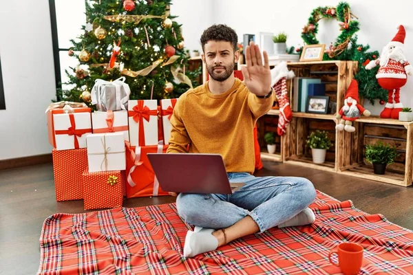 크리스마스 앉아서 손바닥으로 노래하는 멈추고 노트북을 사용하고 있습니다 부정적 표정으로 — 스톡 사진