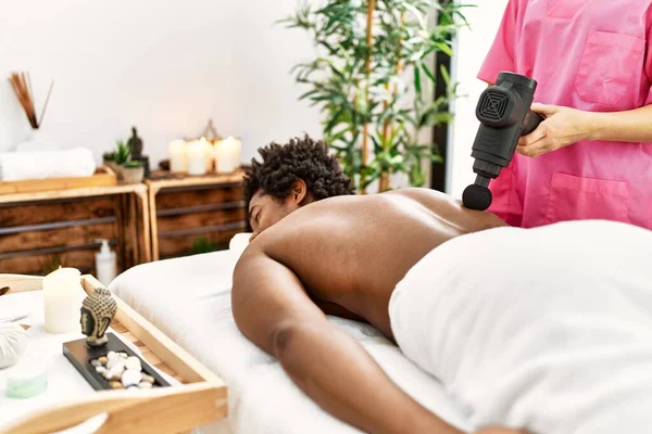 Jeune Homme Afro Américain Ayant Massage Centre Beauté — Photo
