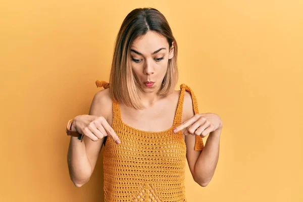 Kafkasyalı Sarı Tişörtlü Genç Bir Kadın Parmaklarını Göstererek Reklamını Yapıyor — Stok fotoğraf