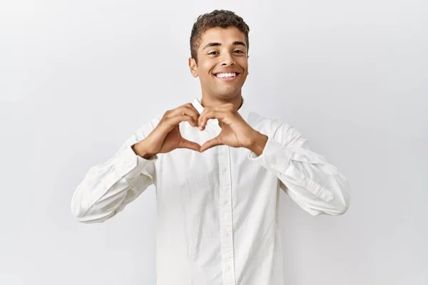 Homem Hispânico Bonito Jovem Sobre Fundo Isolado Sorrindo Amor Fazendo — Fotografia de Stock