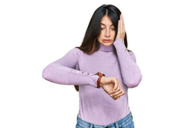 Balıkçı yaka kazak giyen genç ve güzel bir kız. Saatine bakıyor. Endişeli, geç kalmaktan korkuyor. 