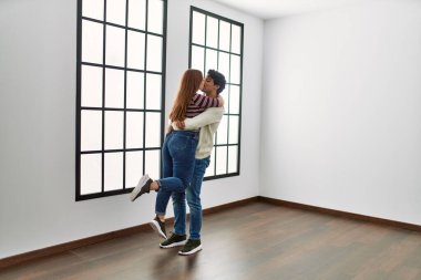 Genç İspanyol çift boş bir evde öpüşüyor ve sarılıyorlar..