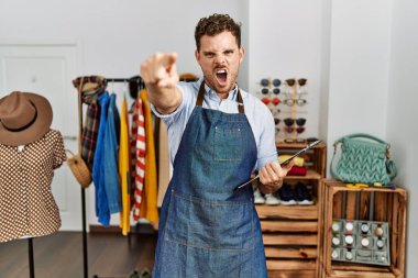 Perakende mağazasının müdürü olarak çalışan yakışıklı genç adam kameraya kızgın ve sinirli bir şekilde seni işaret ediyor. 