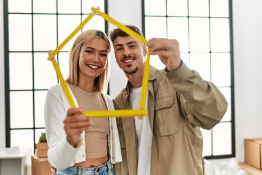 Kafkasyalı genç çift yeni evlerinde mutlu mesut ev projeleri yapıyor..