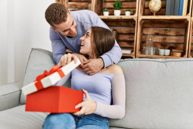 Genç adam evde doğum günü hediyesiyle kız arkadaşına sürpriz yapıyor..