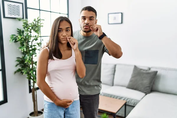 Jong Interraciaal Koppel Verwacht Een Baby Raakt Zwangere Buik Lippen — Stockfoto