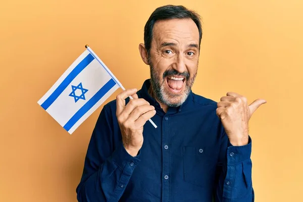 Středověký Hispánec Drží Izraelskou Vlajku Ukazující Palcem Nahoru Stranu Usmívá — Stock fotografie