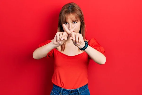 Ruiva Jovem Mulher Vestindo Casual Vermelho Shirt Rejeição Expressão Cruzando — Fotografia de Stock