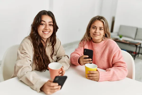 Mladý Krásný Pár Pití Kávy Pomocí Smartphone Doma — Stock fotografie