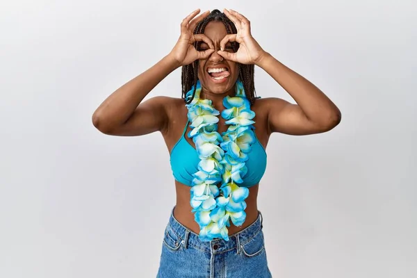 Młoda Afroamerykanka Warkoczami Bikini Hawajskim Lei Robi Gest Jak Lornetka — Zdjęcie stockowe