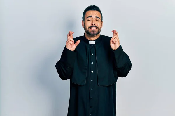 Sakallı Katolik Rahip Cübbesi Giyen Yakışıklı Spanyol Adam Umut Gözleri — Stok fotoğraf