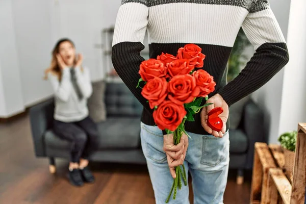 Hombre Sorprendente Mujer Con Ramo Rosas Anillo Compromiso Casa — Foto de Stock