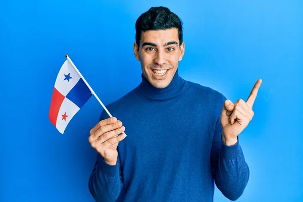 Красивый Латиноамериканец Флагом Панамы Улыбается Счастливо Указывая Рукой Пальцем Сторону — стоковое фото