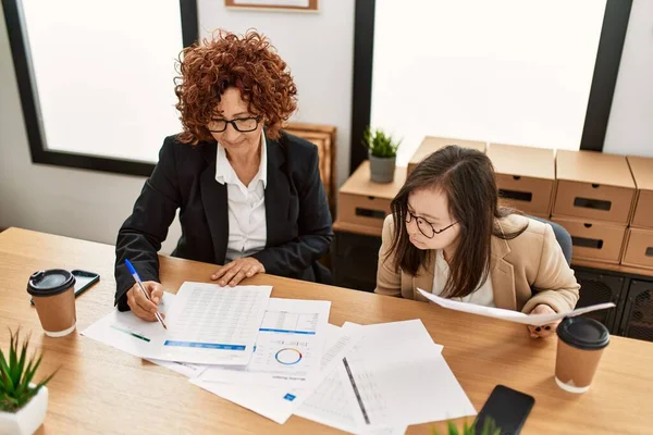 Grupo Dos Mujeres Que Trabajan Oficina Mujer Madura Síndrome Chica —  Fotos de Stock