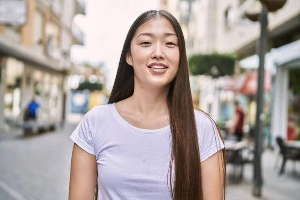 Ung Kinesisk Flicka Ler Glad Stående Vid Staden — Stockfoto