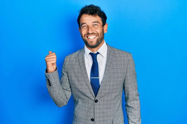 Hombre Guapo Con Barba Vistiendo Traje Negocios Corbata Sonriendo Con —  Fotos de Stock