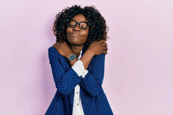 Молода Афро Американська Жінка Діловому Одязі Окулярах Обіймає Себе Щасливим — стокове фото
