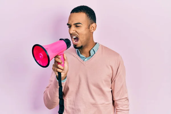 Молодий Афроамериканець Кричить Кричить Крізь Мегафон Над Рожевим Ізольованим Фоном — стокове фото