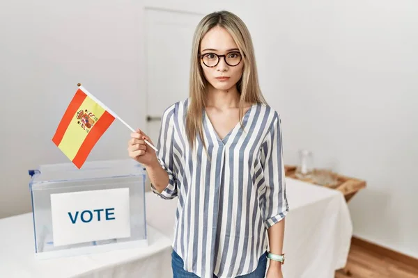 Asiática Joven Mujer Campaña Política Elección Celebración España Bandera Pensamiento —  Fotos de Stock