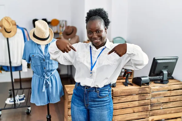Νεαρή Αφρικανή Που Εργάζεται Διευθύντρια Μπουτίκ Λιανικής Πώλησης Δείχνοντας Αυτοπεποίθηση — Φωτογραφία Αρχείου