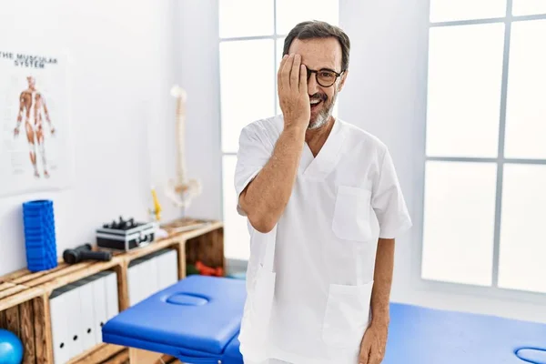 Hombre Mediana Edad Con Barba Trabajando Clínica Recuperación Del Dolor — Foto de Stock