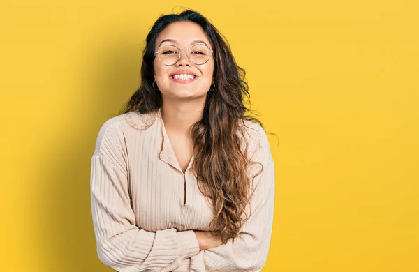 Menina Hispânica Jovem Vestindo Roupas Casuais Óculos Sorrindo Com Sorriso — Fotografia de Stock