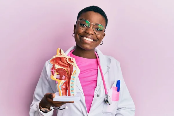 Solunum Sisteminin Anatomik Modelini Tutan Afro Amerikalı Genç Bir Kadın — Stok fotoğraf