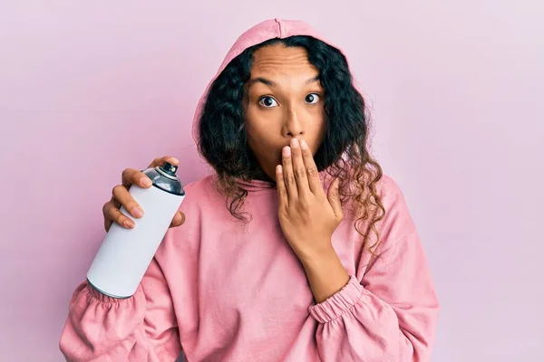 Giovane Donna Latina Che Indossa Felpa Con Graffiti Spray Che — Foto Stock