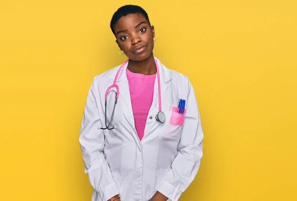 Young African American Woman Wearing Doctor Uniform Stethoscope Relaxed Serious — Stock Photo, Image