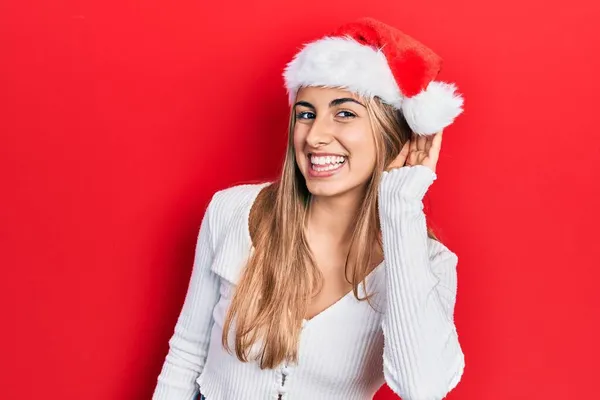 Mulher Hispânica Bonita Vestindo Chapéu Natal Sorrindo Com Mão Sobre — Fotografia de Stock