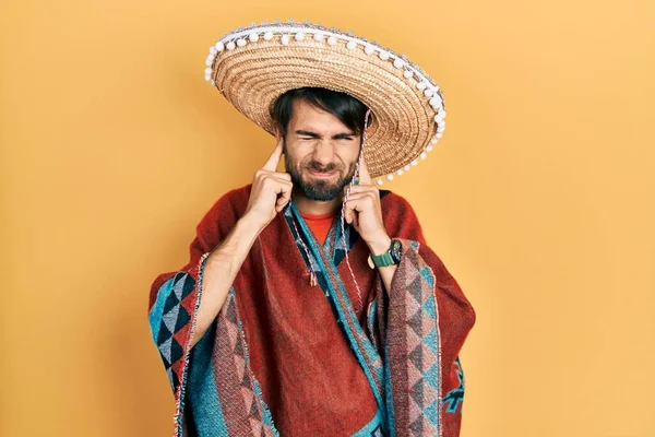 Fiatal Spanyol Férfi Mexikói Sapkával Kezében Ujjaival Befedi Fülét Bosszantó — Stock Fotó