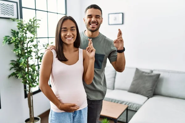 Jong Interraciaal Koppel Verwacht Een Baby Het Aanraken Van Zwangere — Stockfoto