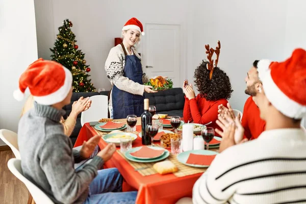 Group People Meeting Clapping Sitting Table Woman Standing Holding Roasted — Stock Photo, Image