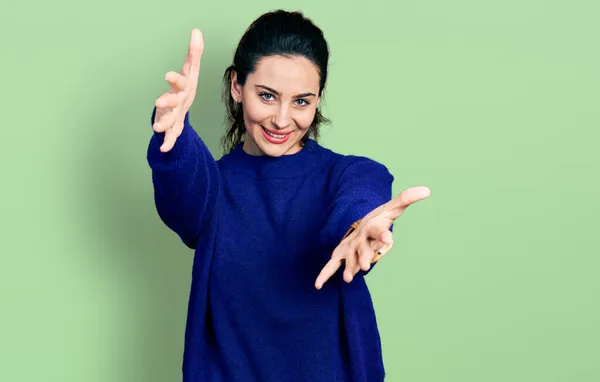 Jovem Hispânica Vestindo Roupas Casuais Olhando Para Câmera Sorrindo Braços — Fotografia de Stock