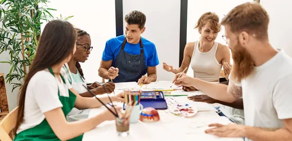 Grupo Personas Sonriendo Feliz Dibujo Sentado Mesa Estudio Arte —  Fotos de Stock