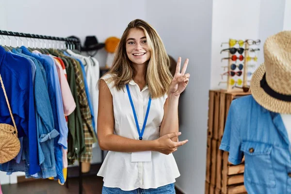 Mulher Loira Jovem Trabalhando Como Gerente Boutique Varejo Sorrindo Com — Fotografia de Stock