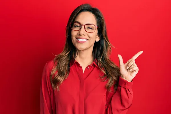 Mulher Latina Jovem Vestindo Roupas Casuais Óculos Com Grande Sorriso — Fotografia de Stock