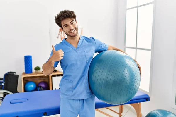 Homem Fisioterapia Hispânica Trabalhando Clínica Recuperação Dor Sorrindo Feliz Positivo — Fotografia de Stock
