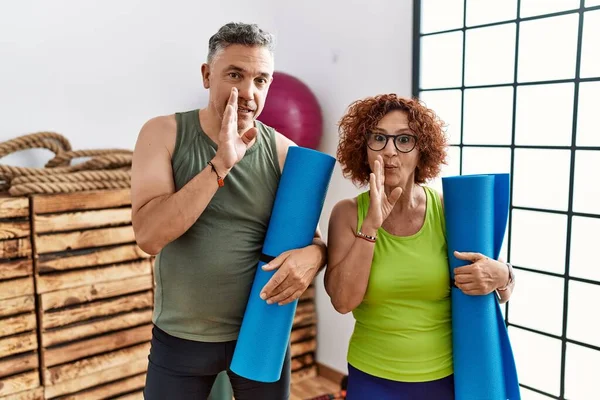 Pareja Mediana Edad Sosteniendo Esterilla Yoga Mano Boca Contando Rumores — Foto de Stock