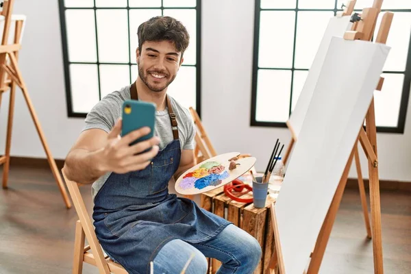 Genç Spanyol Ressam Mutlu Bir Resim Çiziyor Resim Stüdyosunda Akıllı — Stok fotoğraf
