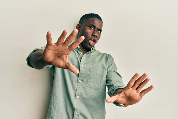 Joven Hombre Afroamericano Vistiendo Ropa Casual Asustado Aterrorizado Con Expresión — Foto de Stock