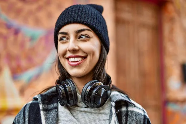 Jonge Spaanse Vrouw Glimlachen Gelukkig Met Behulp Van Koptelefoon Stad — Stockfoto