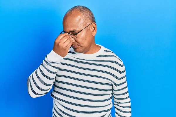 Lateinamerikanischer Mann Mittleren Alters Lässiger Kleidung Und Brille Reibt Sich — Stockfoto