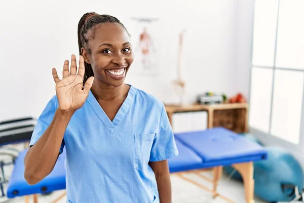 Schwarze Frau Mit Zöpfen Die Der Schmerzklinik Arbeitet Verzichtet Auf — Stockfoto