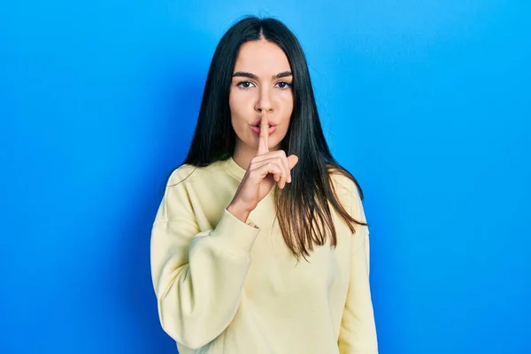 Młoda Brunetka Ubrana Luźną Bluzę Prosi Ciszę Palcem Ustach Cisza — Zdjęcie stockowe