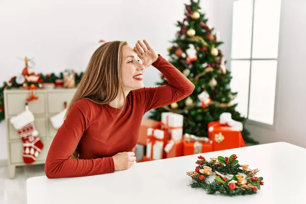 Kavkazská Mladá Blondýnka Sedící Stole Vánočního Stromku Velmi Šťastná Usmívající — Stock fotografie